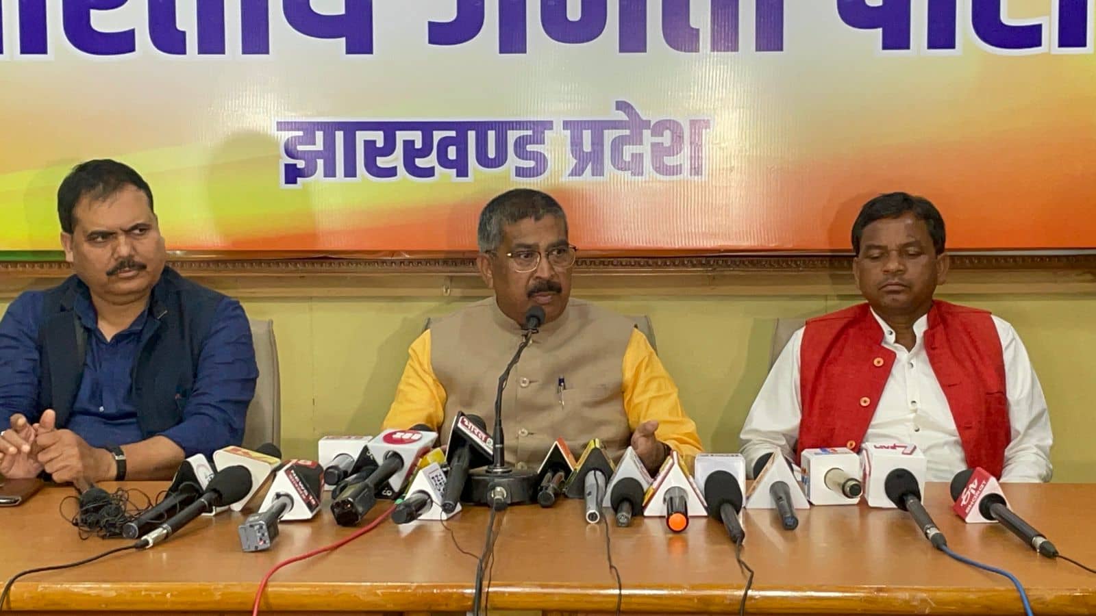 अपनी जमीन खिसकती देख बौखला गई INDIA गठबंधन! भाजपा ने कहा राज्य को लूटने वाले अब कर रहे आदिवासियों की बात