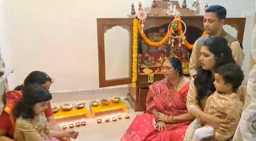 लौहनगरी में हो रही है छठी मईया की जय जयकार ! एसएसपी किशोर कौशल के घर पर भी प्रसाद खाने पहुंचे आला अधिकारी