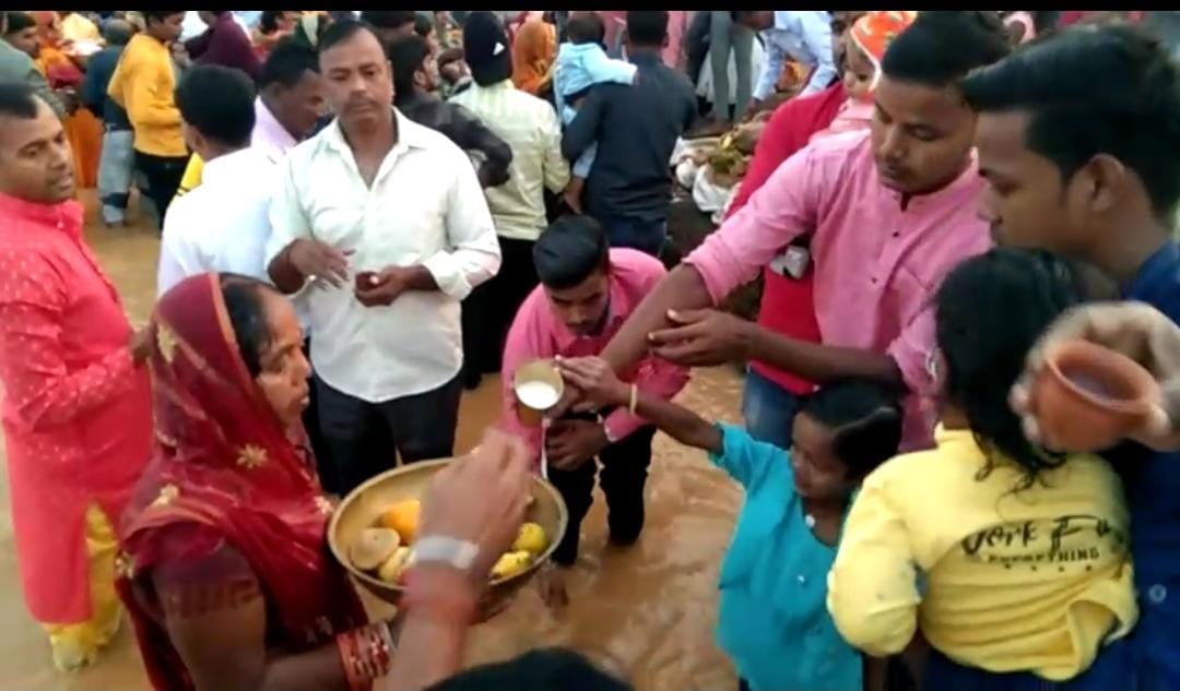 लोक आस्था का महापर्व छठ संपन्न, उदीयमान सूर्य को अर्घ देने के बाद व्रतियों ने तोड़ा 36 घंटे का उपवास