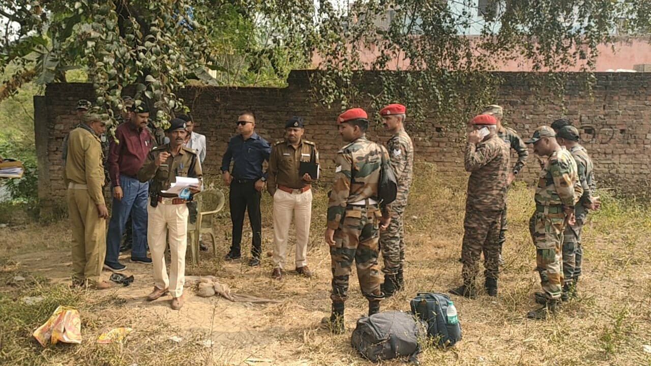 BREAKING : रांची के डोरंडा में पेड़ से लटका मिला जवान का शव, जांच में जुटी पुलिस