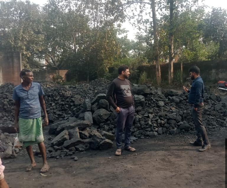 DHANBAD!!कानपुर के लिए लोड हो रहा था कोयला कि डीसी के निर्देश पर पड़ गया छापा,हुआ केस