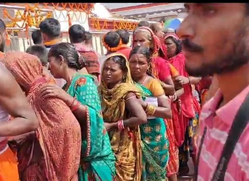 कार्तिक पूर्णिमा पर बाबा मंदिर में उमड़ी भक्तों की भीड़, शिवगंगा में आस्था की डुबकी लगाने वालों का तांता