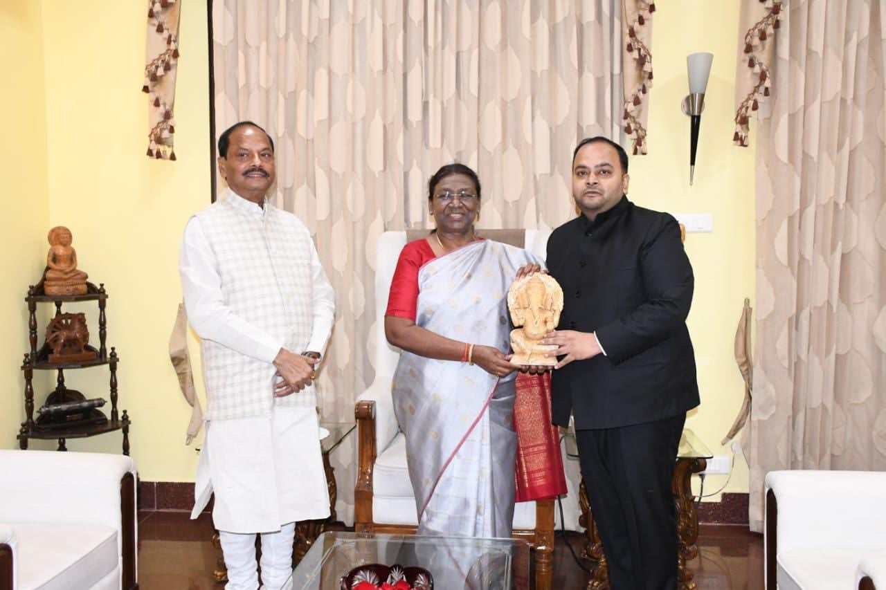 राष्ट्रपति द्रौपदी मुर्मू से रघुवर दास के बेटे ललित दास का शिष्टाचार मुलाक़ात, भगवान गणेश की प्रतिमा भेंट कर लिया आशीर्वाद