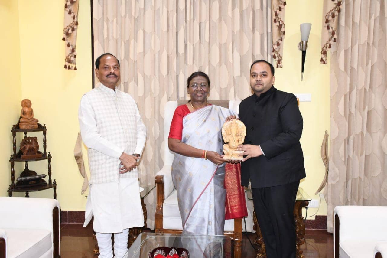 राष्ट्रपति द्रौपदी मुर्मू से रघुवर दास के बेटे ललित दास का शिष्टाचार मुलाक़ात, भगवान गणेश की प्रतिमा भेंट कर लिया आशीर्वाद