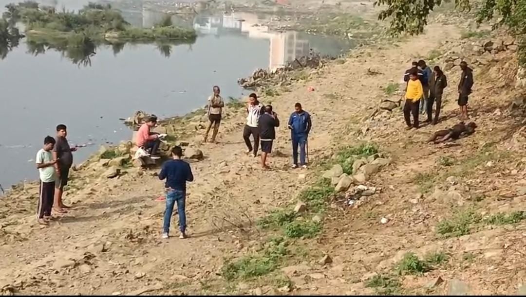 जमशेदपुर: स्वर्णरेखा नदी घाट से व्यक्ति का अधजला शव बरामद, नहीं हो सकी पहचान, पुलिस कर रही जांच
