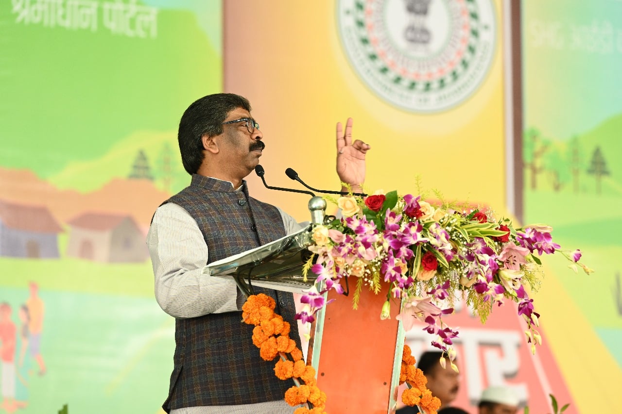 सीएम हेमंत का भाजपा पर निशाना, कहा- टीना का चश्मा पहन कर धूम रहे हैं इसलिए नहीं दिख रहा झारखंड का विकास