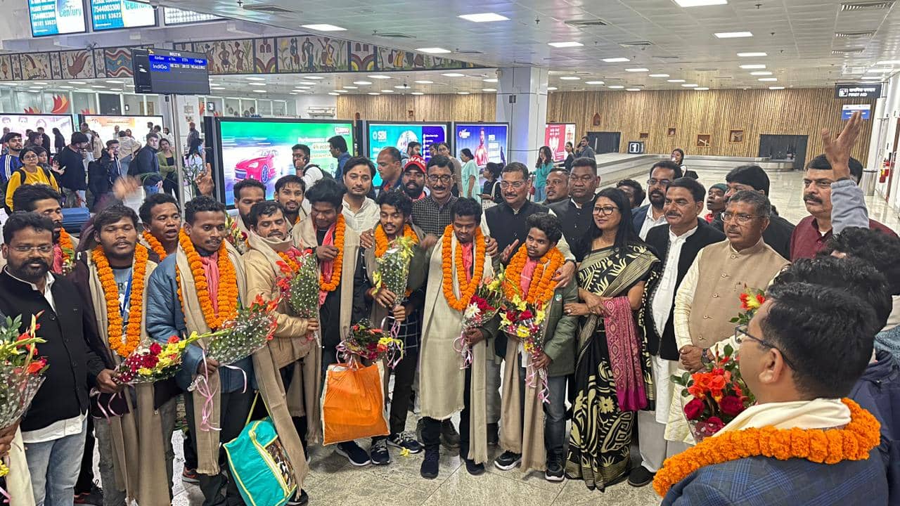 उत्तरकाशी टनल हादसा: रांची एयरपोर्ट में ढोल नगाड़ों से मजदूरों का किया गया भव्य स्वागत, मजदूरों ने कहा -मिली दूसरी जिंदगी