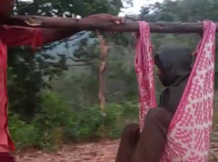 दुर्भाग्यपूर्ण!राज्य गठन के 23 साल बाद भी चाईबासा के इस क्षेत्र में नहीं पहुंचा विकास, आज भी डंडे में चादर बांधकर मरीज को पहुंचाया जाता है अस्पताल