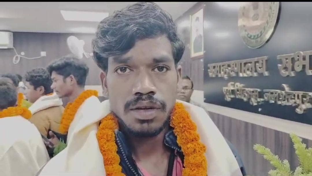 उत्तरकाशी टनल हादसा:पूर्वी सिंहभूम जिले के 6 मजदूर सकुशल पहुंचे जमशेदपुर, डीडीसी और एसडीओ ने किया स्वागत