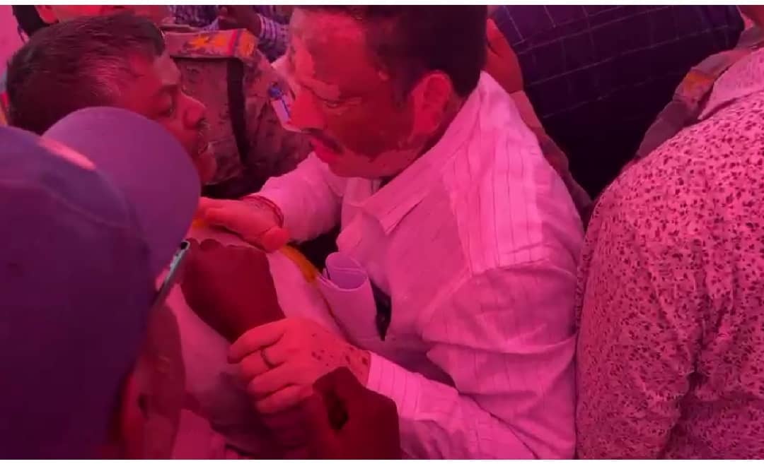 जब भिड़े गोमिया विधायक लंबोदर महतो और पूर्व जेएमएम विधायक योगेंद्र महतो..., सरकार आपके द्वारा कार्यक्रम में चले दोनों समर्थको के बीच लात-घूंसे