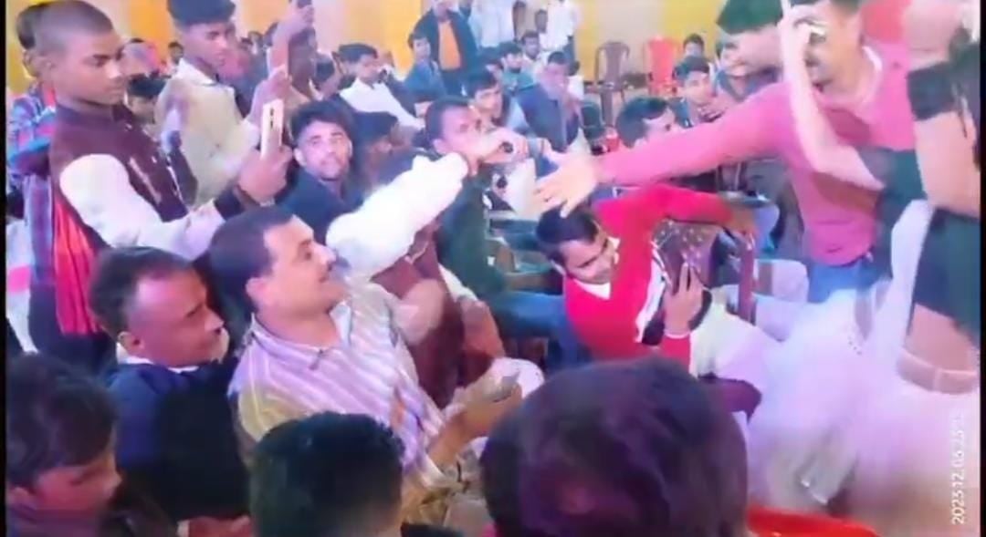 बिहार में मजाक बनकर रह गई शराबबंदी ! बेगूसराय से शराब की बोतल लेकर नाचते युवक का वीडियो वायरल, पढ़ें पूरा मामला