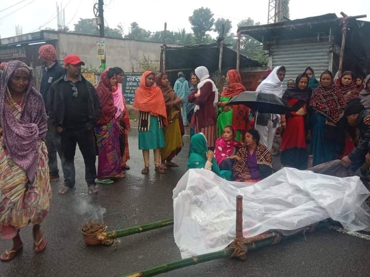 बुजुर्ग की हत्या के बाद आक्रोशित लोगों ने सड़क किया जाम, हत्यारे को गिरफ्तार करने की मांग