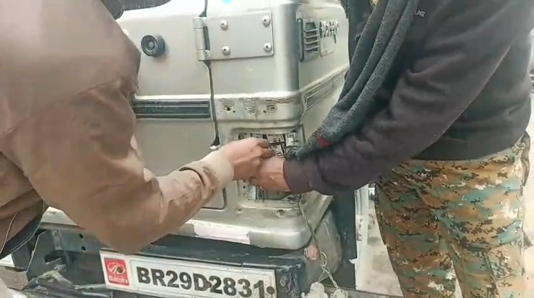 बिहार में शराब की बहार! बोलेरो से 1775 बोतल शराब के साथ तस्कर गिरफ्तार, नये साल में खपाने की थी तैयारी, उत्पाद विभाग ने मंसूबो पर फेरा पानी