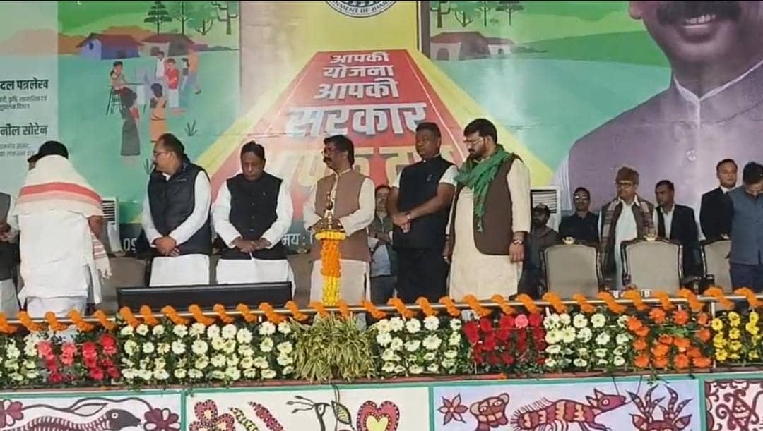 बाबानगरी में जमकर बरसे सीएम हेमंत सोरेन,कहा पूर्व और और केंद्र सरकार ने मिलकर दोनों हाथ से झारखंड को लूटा