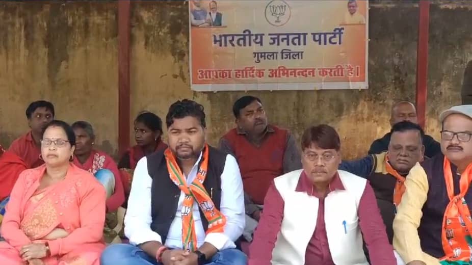 सांसद धीरज साहू प्रकरण में कांग्रेस को घेरने में लगी बीजेपी, पूर्व विधायक कमलेश उरांव ने कहा ये नोट चुनाव जीतने के लिए रखे गये थे