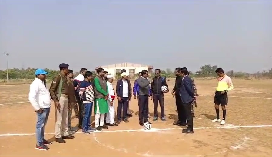 प्रतिभावान खिलाड़ियों की पहचान के लिए मुख्यमंत्री आमंत्रण फुटबॉल प्रतियोगिता का उपायुक्त ने किया उदघाटन