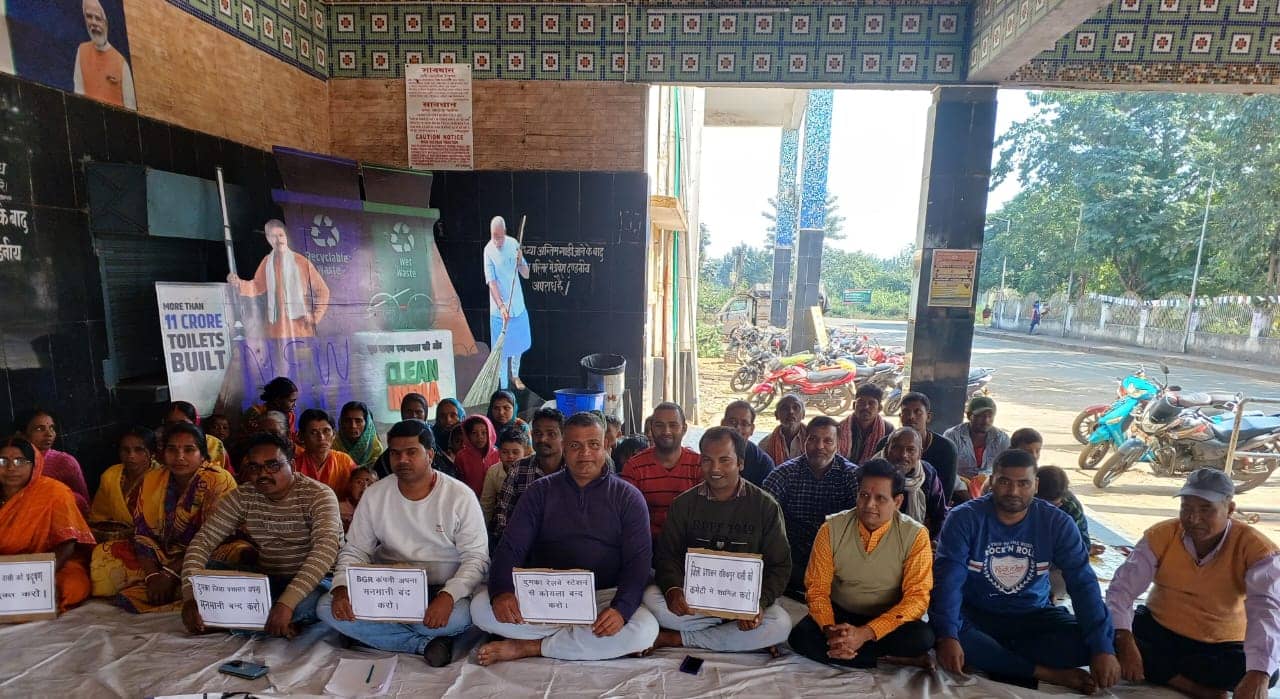 दुमका:कोयला डंपिंग यार्ड हटाने पर अड़े स्थानीय लोग, मांगे पूरी नहीं होने पर दी अनिश्चितकालीन आंदोलन की चेतावनी, पढ़ें क्या है परेशानी