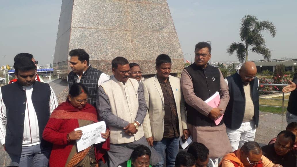 Breaking : विधानसभा शीतकालीन सत्र के तीसरे दिन सदन से भानु प्रताप शाही और बिरंची नारायण निलंबित, जानिए क्या है वजह