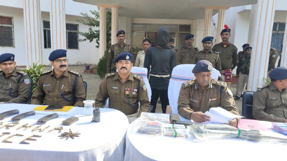 गढ़वा में थाना प्रभारी पर गोली चलाने वाला नक्सली गिरफ्तार, एके-47 समेत कई समान बरामद