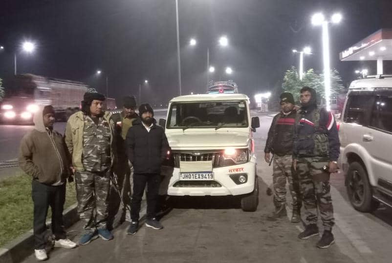 धनबाद के बरवाअड्डा में अवैध कोयला लदे ट्रक मिले, तो विक्की लाला सहित अन्य पर हुआ केस