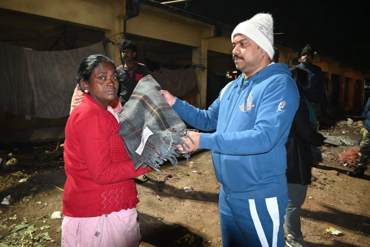 दुमका:पूस की रात में गरीबों का दर्द बांटने सड़क पर उतरे डीसी ए दोड्डे, लोगों से जाना हाल-चाल