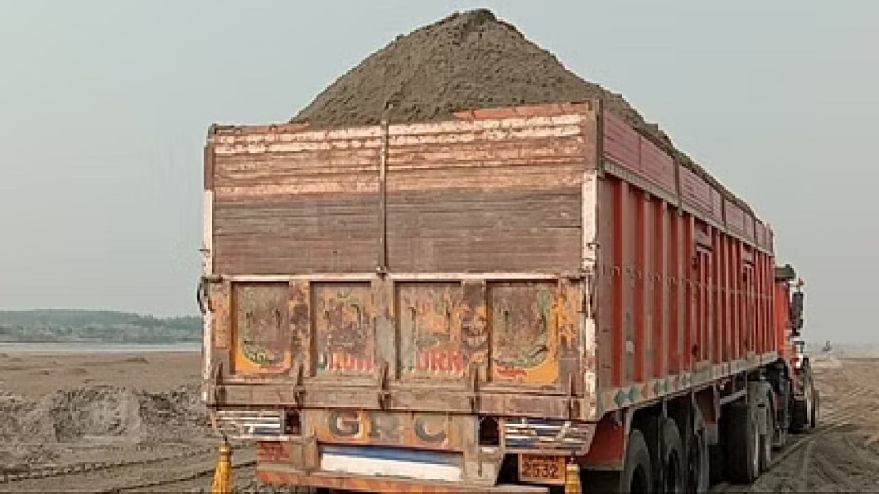 बालू माफ़िआओं का दुस्साहस! जज का फर्जी साइन कर थाने से छुड़ा ले गए बालू लदा ट्रक, ऐसे हुआ स्कैम का खुलासा