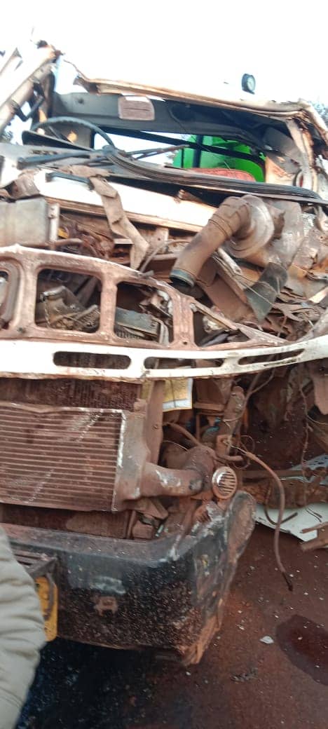 हाईवा को शौचालय टैंकर ने मारी टक्कर, एक की मौत तीन घायल