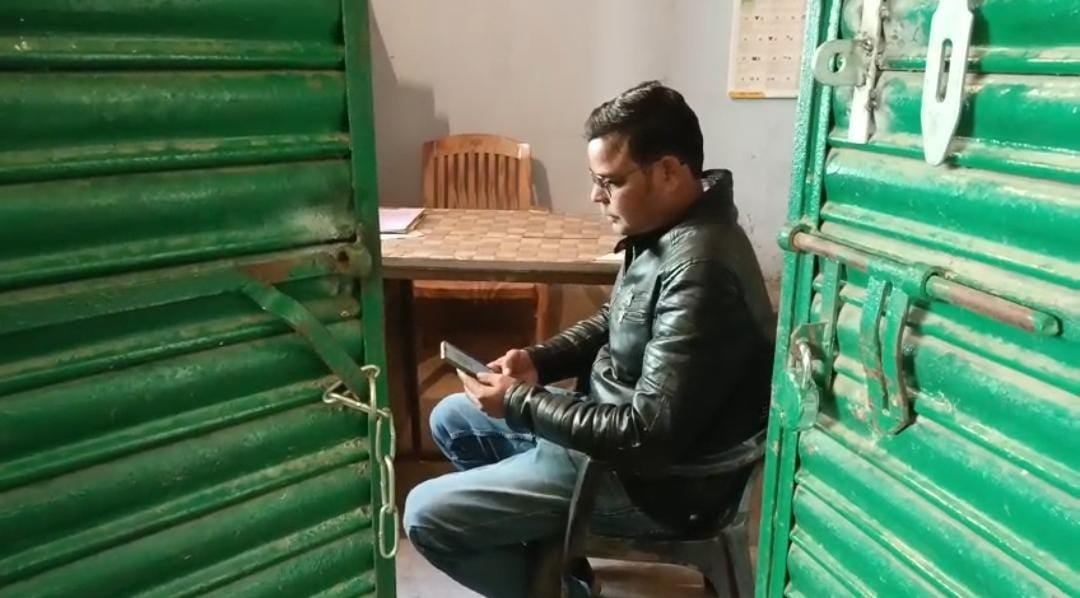 दुमका: गुरुजी मोबाइल पर व्यस्त, बच्चे खेलने में मस्त, नौनिहालों के भविष्य के साथ हो रहा खिलवाड़