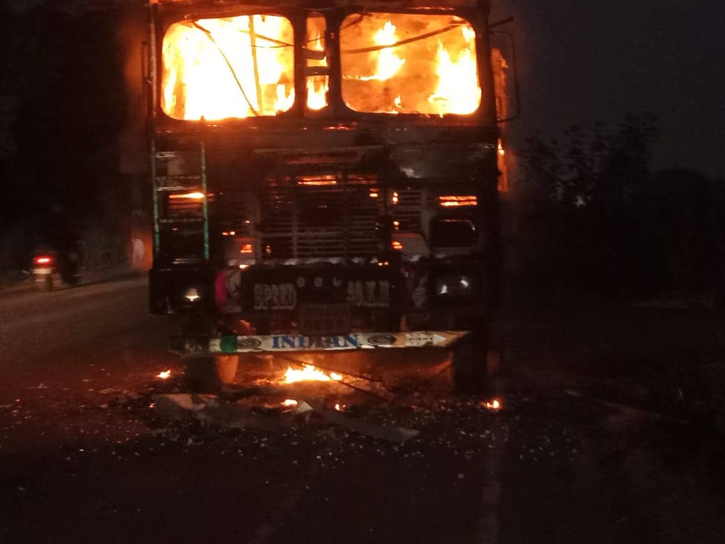 जमशेदपुर : गेहूं लदे ट्रक में लगी भीषण आग, लाखों का हुआ नुकसान