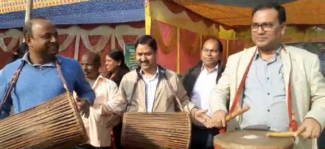 दुमका:शिकारीपाड़ा में सरकार आपके द्वार कार्यक्रम का हुआ समापन, ढोल नगाड़ों की थाप पर थिरके अधिकारी