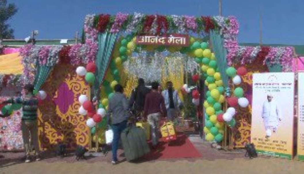 दीक्षा महिला मंडल का आनद मेला : सांसद ने महिलाओं से राजनीति में भी कदम बढ़ाने का किया आह्वान