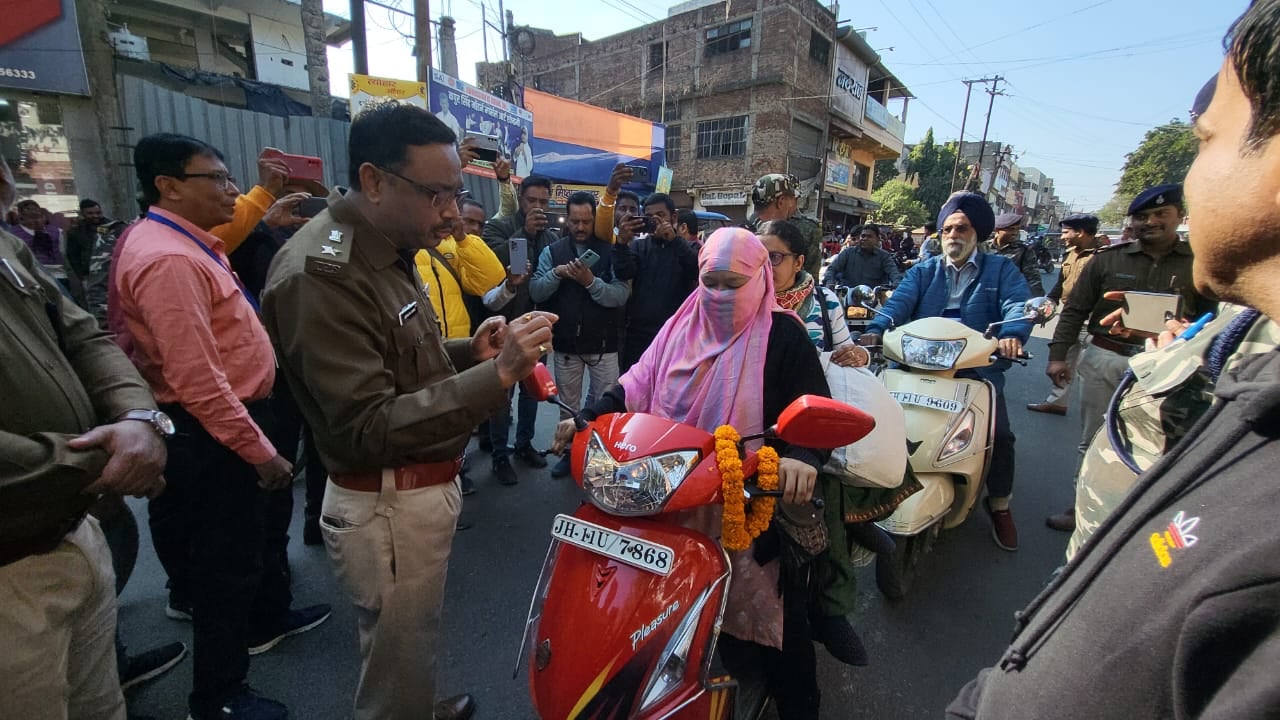 गिरिडीह में सड़क पर उतरे एसपी, बिना हेलमेट पहने बाइक सवार को पहनाई माला, फिर हेलमेट देकर किया विदा