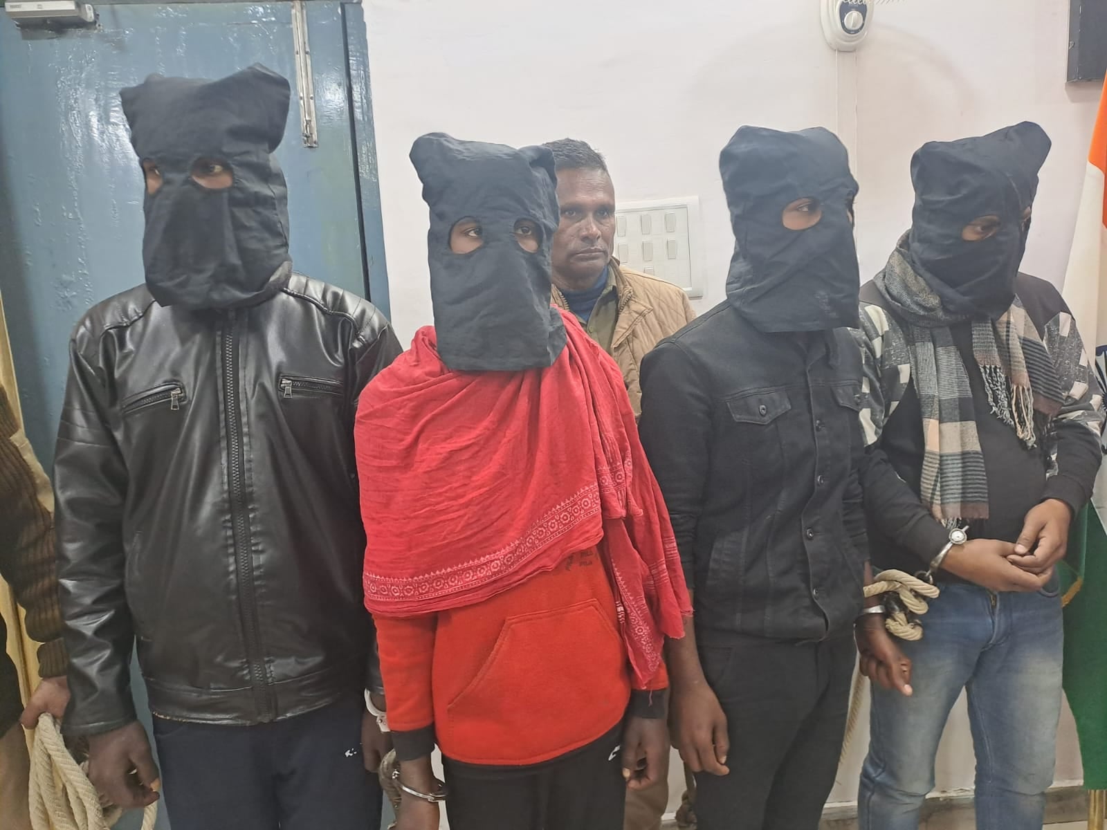 पटना: शादी के जश्न में पिस्टल लहराना इन 4 युवकों को पड़ा मंहगा! वीडियो वायरल होते ही पुलिस ने किया गिरफ्तार