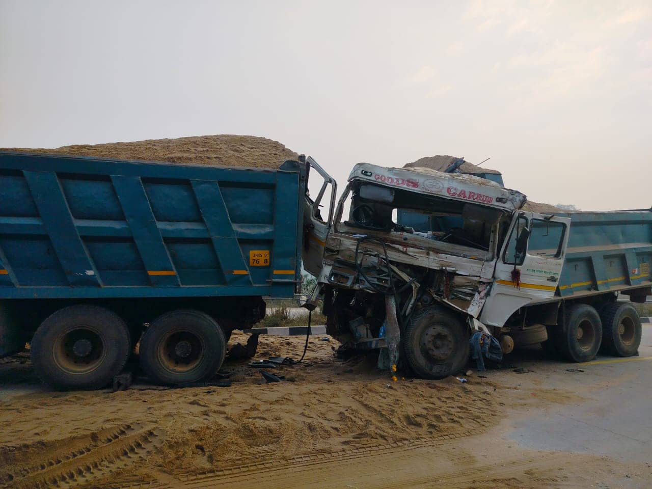जमशेदपुर: अवैध बालू लदे हाईवा ने दूसरे हाईवा को मारी टक्कर, मौके पर तीन लोगों की मौत, एक घायल
