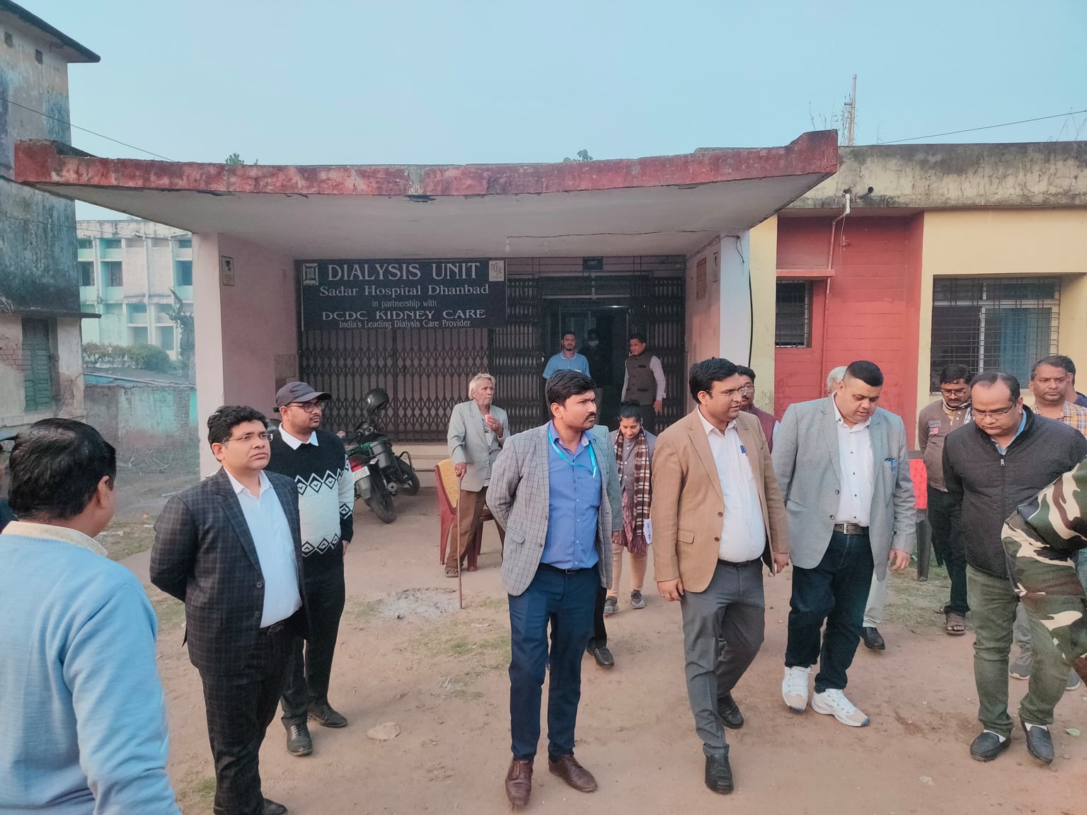 DHANBAD: डीसी जांच को पहुंचे सदर अस्पताल तो मरीजों ने कहा -नहीं मिलती दवा