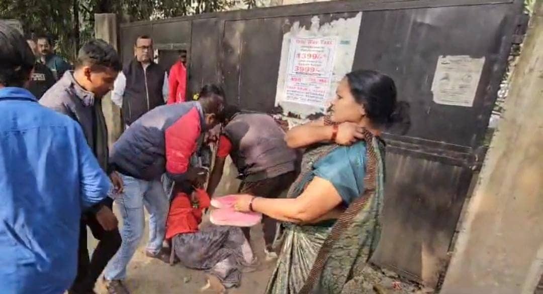 जमशेदपुर में रणभूमी बना कोर्ट परिसर! जहां कोर्ट मैरिज करने आये प्रेमी युगल की शादी तो नहीं हुई, लेकिन जमकर पीटाई हो गई