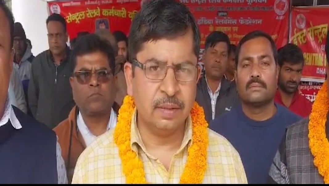 आंदोलन पर रेलकर्मी :पेंशन बुढ़ापे की लाठी है ,नहीं मिलेगा तो होगा बड़ा आंदोलन