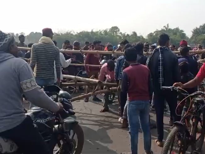 देवघर: स्कूल बस ने महिला को मारी टक्कर, मौके पर मौत, आक्रोशित लोगों ने किया सड़क जाम