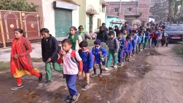 अनूठी पहल : मॉनिटर सीटी बजाते आगे आगे चल रहे थे ,घर से निकल बच्चे लाइन में लगते जा रहे थे