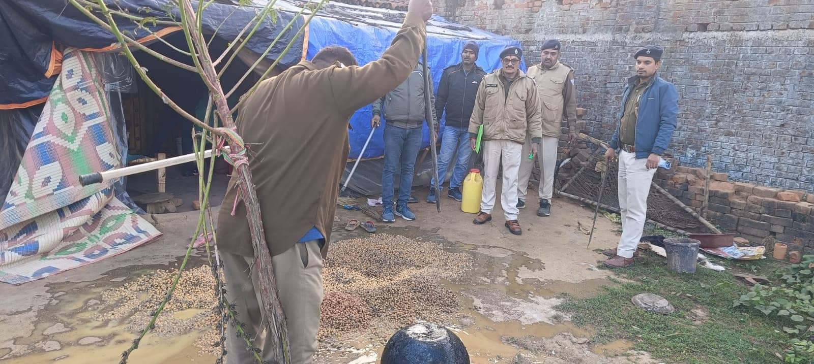 देवघर में उत्पाद विभाग का एक्शन , अभियान चला कर अवैध शराब अड्डा को किया ध्वस्त