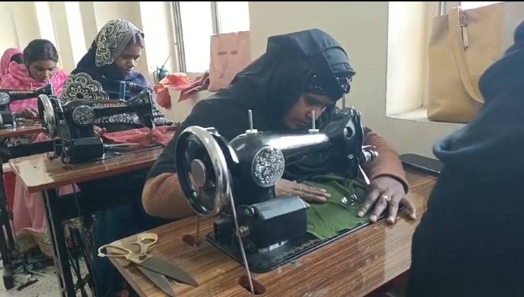 दुमका:पीएम विश्वकर्म योजना के तहत महिलाओं को दी जा रही सिलाई की ट्रैनिंग, प्रशिक्षण लेकर महिलाएं बन रही हैं आत्मनिर्भर