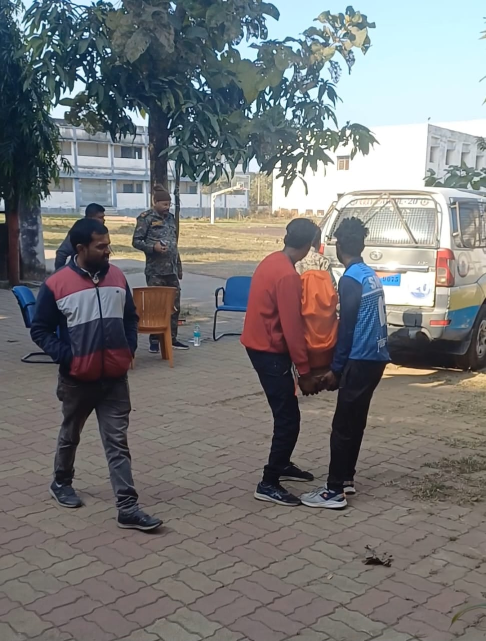 जयंती के दिन स्वामी विवेकानंद की प्रतिमा सिंदरी थाने में हुई "कैद",जानिए खबर की डिटेल्स