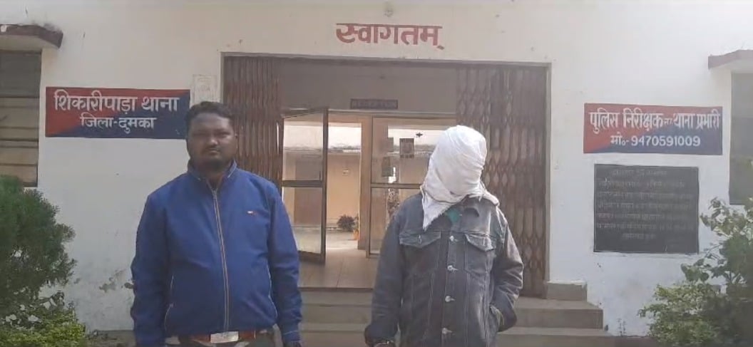 दुमका: पिस्टल और दो मैगजीन के साथ युवक चढ़ा पुलिस के हत्थे, एक महीना पहले बाइक चोरी के मामले में जेल से आया था बाहर