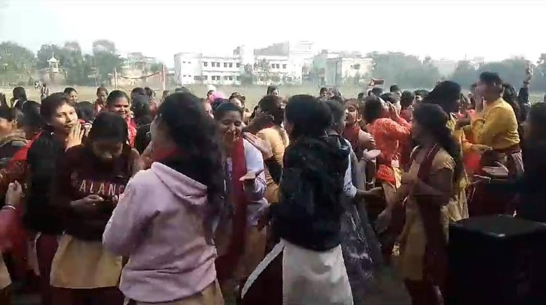 भागलपुर: शिक्षा के पवित्र मंदिर में छात्राओं ने जमकर लगाये अश्लील ठुमके, भोजपुरी गानों पर डांस का वीडियो वायरल, आप भी देखें