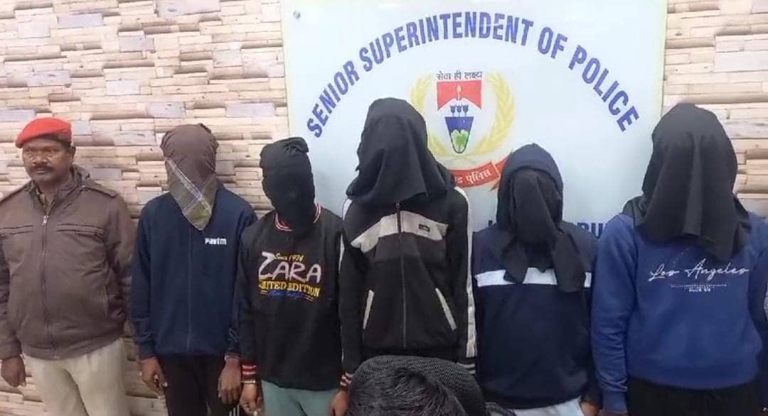 जमशेदपुर: पुलिस ने 6 साइबर अपराधियों को चाकुलिया से किया गिरफ्तार, इंस्ट्राग्राम और फेसबुक पर लिंक भेजकर करते थे ठगी