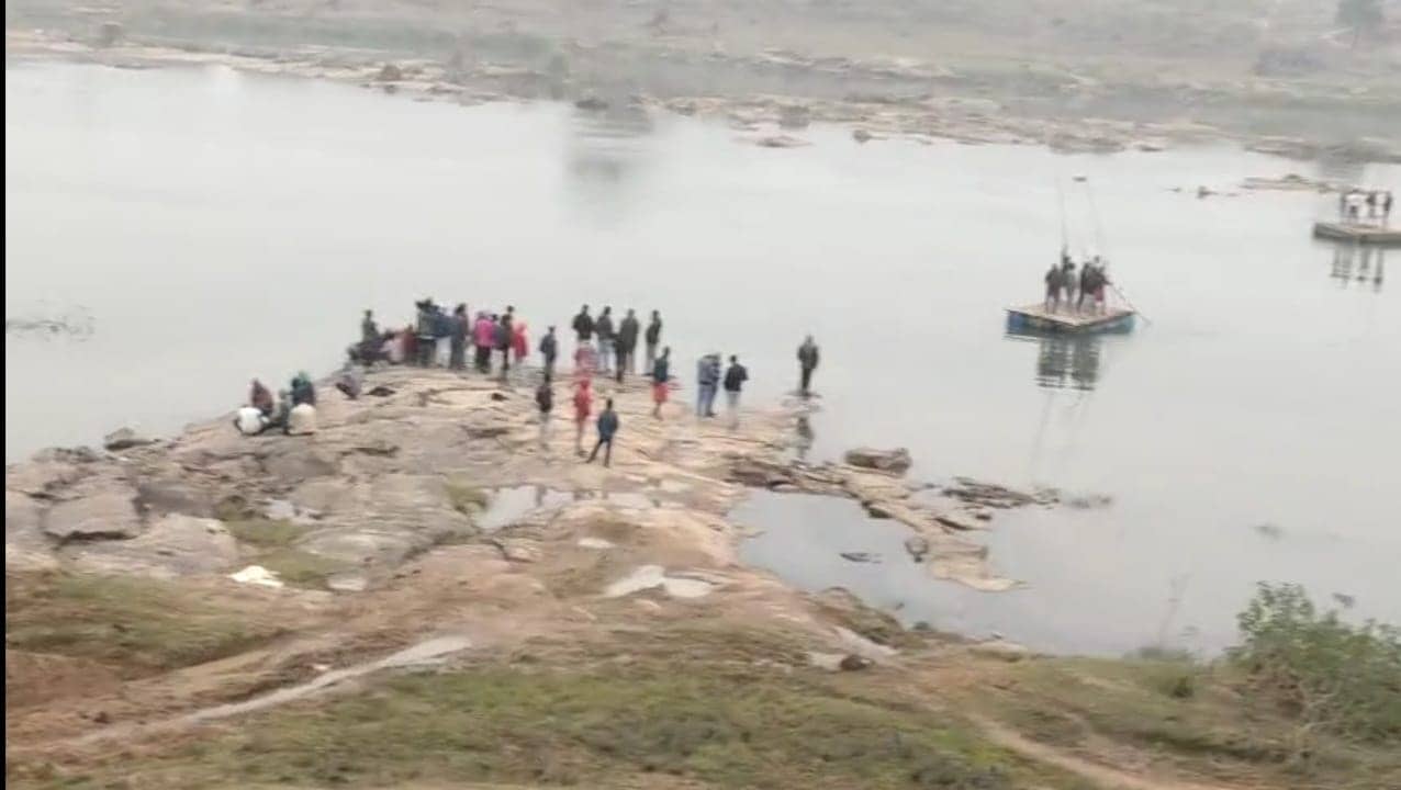 DHANBAD: साइबर अपराधी को खदेड़ने के दौरान बराकर नदी में डूबा पुलिस का जवान, हो रही है खोजबीन