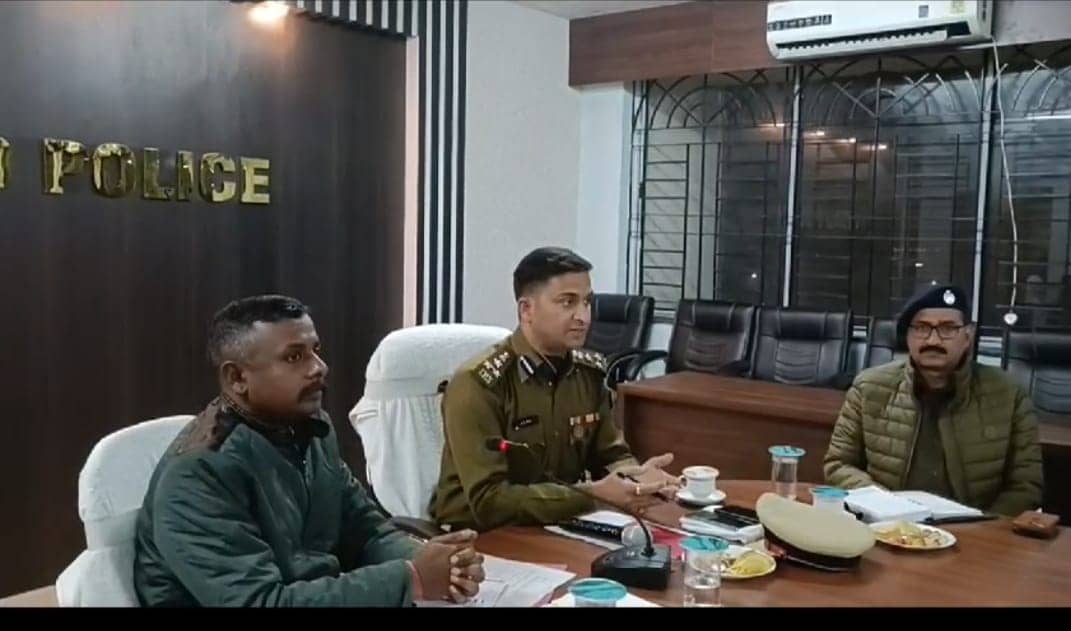 डीआईजी पहुंचे धनबाद, उत्कृष्ट पुलिसिंग के दिए टिप्स, एसएसपी की तारीफ की
