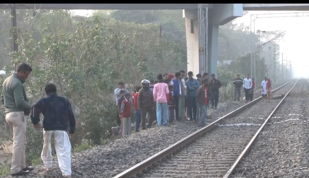 DHANBAD: ट्रेन आई और देखते -देखते महिला के शरीर के परखच्चे उड़ गए