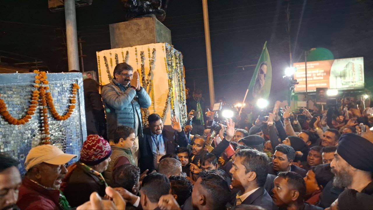 सात घन्टे की पूछताछ के बाद मुस्कुराते हुए कार्यकर्ताओं के बीच आए सीएम हेमंत, कहा - विपक्ष के ताबूत में आखरी कील ठोकने का काम करेंगे