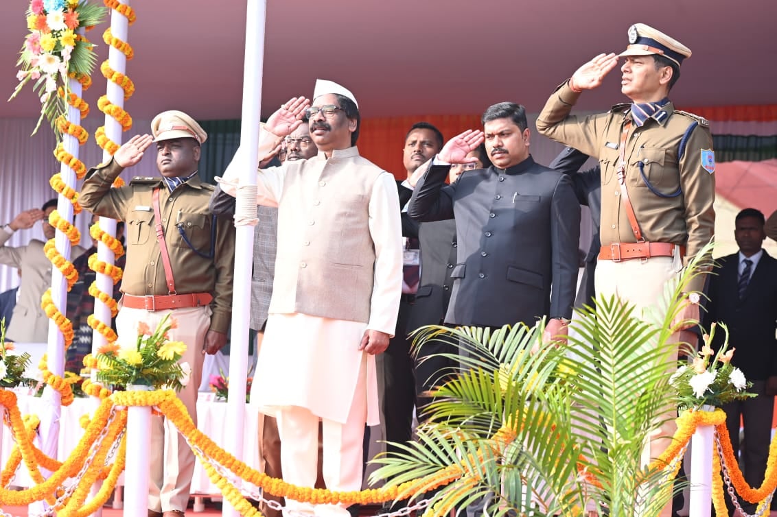 Republic Day 2024: दुमका में सीएम हेमंत सोरेन ने गिनाई सरकार की उपलब्धियां, प्रदेशवासियों को गणतंत्र दिवस की दीं शुभकामनाएं
